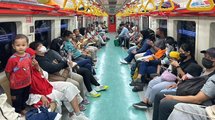 KAI Commuter Berlakukan Layanan dan Aturan Berbuka Puasa di Dalam Comm