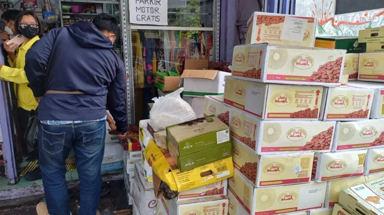 Bulan Ramadhan, Sejumlah Pedagang Buah Kurma di Sepanjang Jalan Kapten