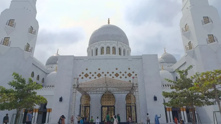 Ramadan di Masjid Zayed Solo: 14 Ribu Takjil dan Kursus AI Gratis