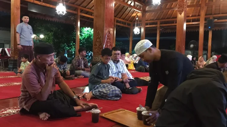 Ratusan Anak Muda Ikuti Tarawih Karo Ngopi di Loji Gandrung