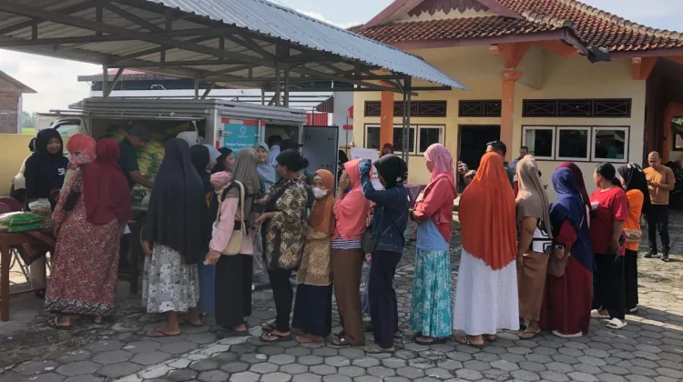 Warga Gondangrejo Serbu Gerakan Pangan Murah, Beras dan Minyak Ludes Jadi Incaran