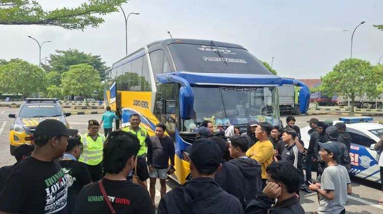 Antisipasi Gesekan, Polres Sragen Kawal Supporter  Bonek Menuju Jepara
