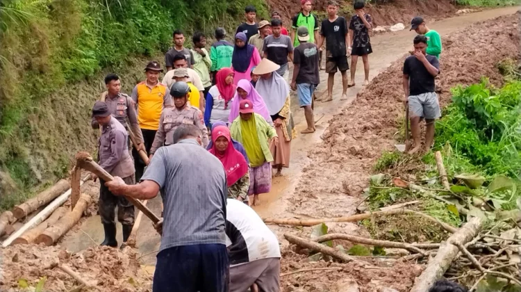 Gotong Royong Bersihkan Material Longsor, Akses Jalan di Kedawung Kembali Terbuka