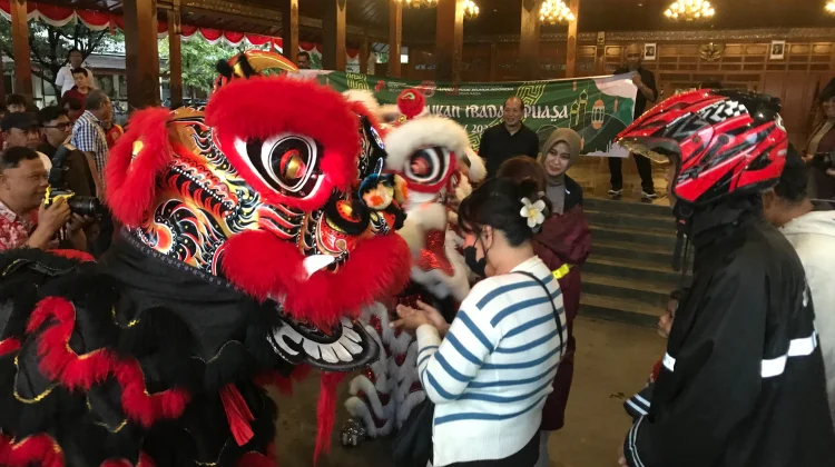 Panitia Imlek Bersama dan APPBI Solo Raya Bagikan 300 Takjil