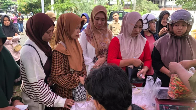 Ludes Sejam! Warga Karanganyar Serbu Subsidi Cabai Rawit Murah