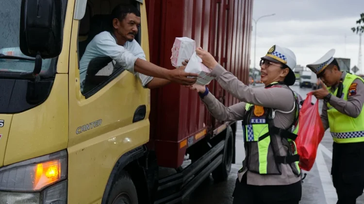 Berkah Ramadan, Satlantas Sragen Bagi 200 Takjil di Exit Tol Pungkruk