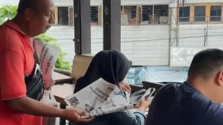 Kisah Slamet: Penjual Koran Pasar Gede yang Target 3 Kali Khatam Al-Qur'an