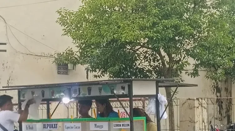 Momen Ramadan, di Sela Kuliah Jualan Es Sari Buah