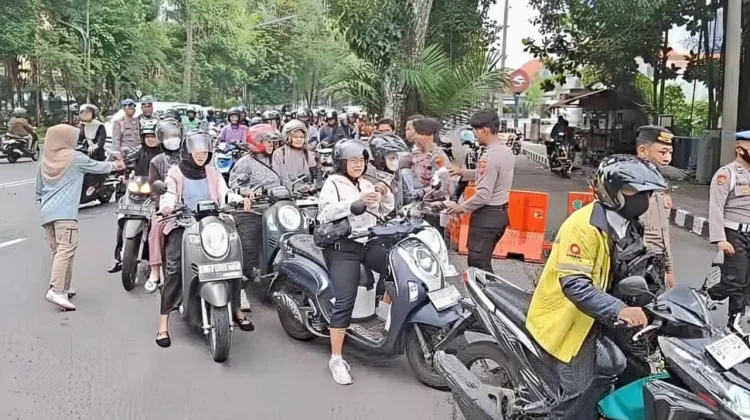 Samsat Solo Bagi Takjil Gratis Sekaligus Sosialisasi Discon PKB 5 Persen