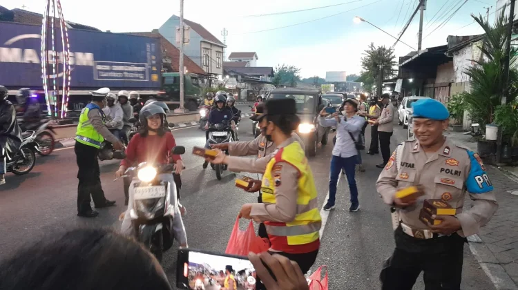Polres Sukoharjo Bagikan 250 Paket Takjil di Tugu Kartasura, Ludes dalam Sekejap
