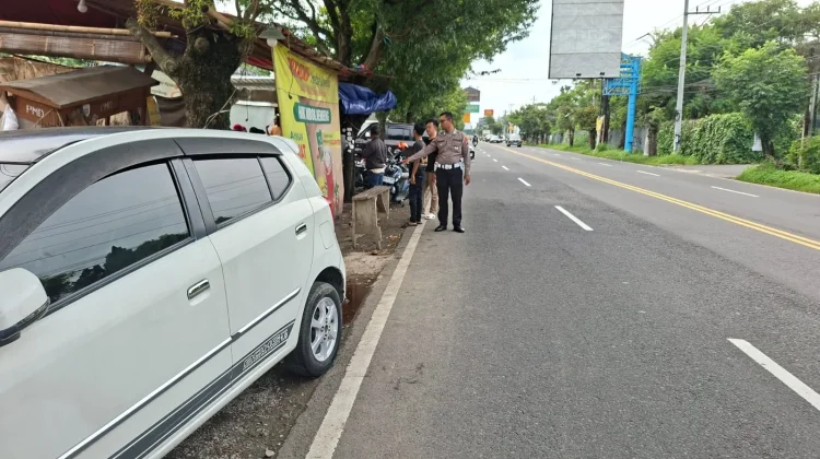 Diduga Mengantuk, Mobil Sasak Warung Hik dan 3 Motor di Colomadu