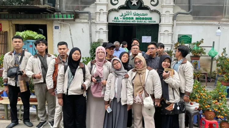 Eksplorasi Budaya Vietnam, Mahasiswa KKL UMS Analisis Desain Bat Trang  Museum