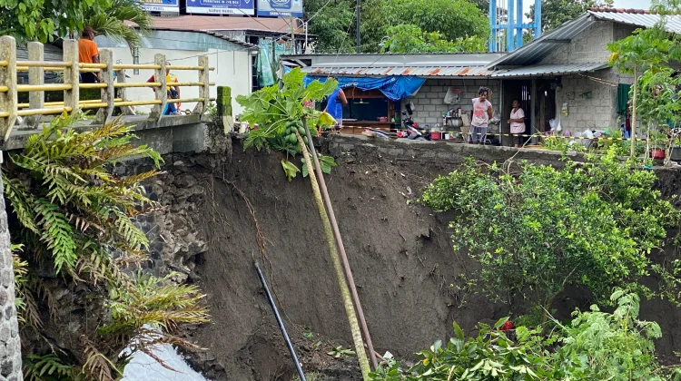 Jembatan Penghubung Antar Kampung di Kotesan Prambanan, Longsor
