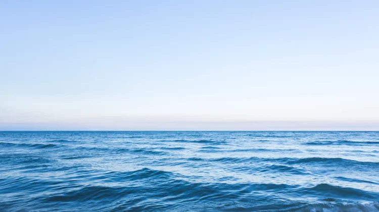 Ini Penjelasan Ilmiahnya Mengapa Air Laut Berwarna Biru