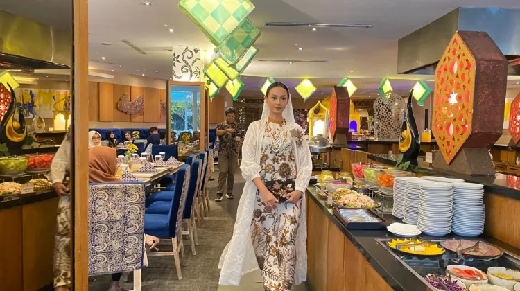 In Blossom Modesty: Sentuhan Bunga dan Sogan Batik Solo untuk Ramadan