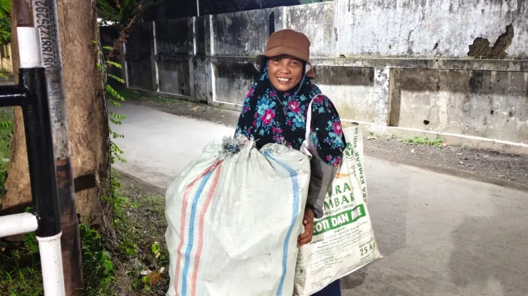 Mbah Jami, Pemulung Asal Colomadu Bertekad Tetap Menjalankan Ibadah Puasa