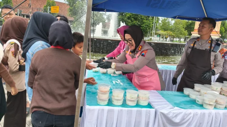 Seribu Cup "Es Teler Presisi", Polres Sragen Berbagi di Bulan Suci Ramadan