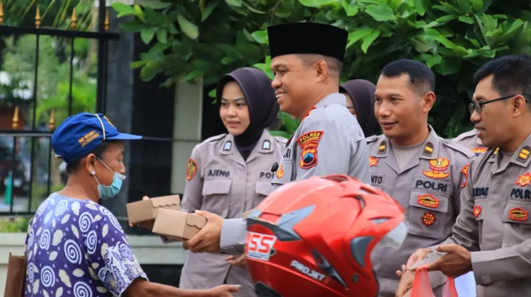 Polres Karanganyar Bagikan Takjil, Berbagi Berkah untuk Pengguna Jalan