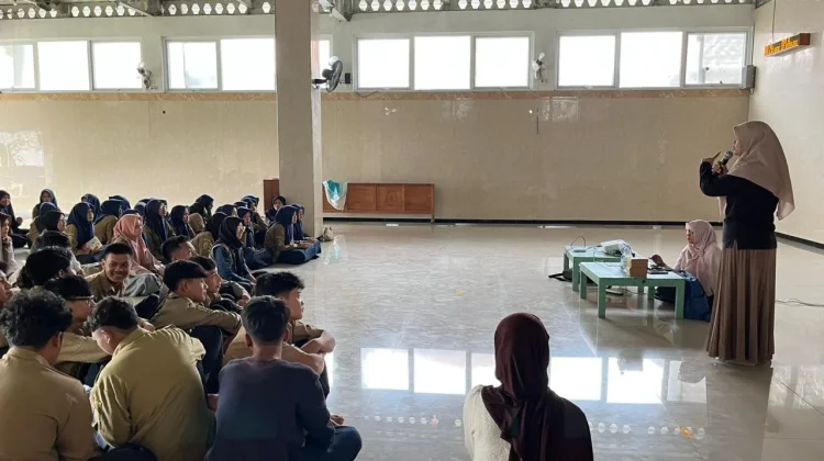 KKN-Dik UMS Gandeng Puskesmas, Edukasi Seks dan Bullying di SMA Muh5 Karanganyar