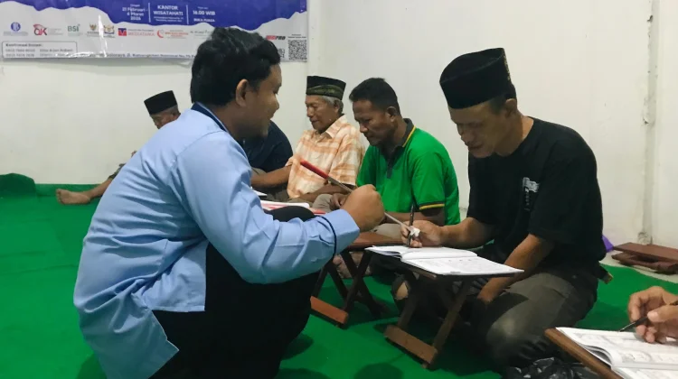 Tak Ada Kata Terlambat, Hendro Belajar Mengaji di Usia 52