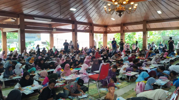 Pasar Kliwon Fest Perdana Digelar, 300 Santri Ramaikan Lomba Mewarnai