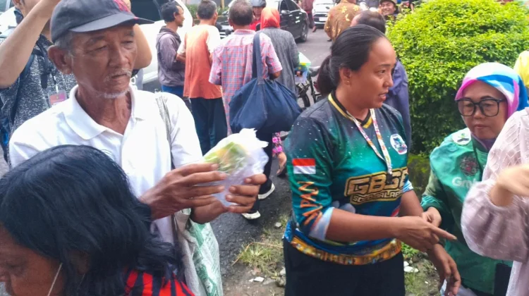 Grab Bike Solo Balapan Bagikan 300 Paket Takjil di Depan Stasiun Solo Balapan