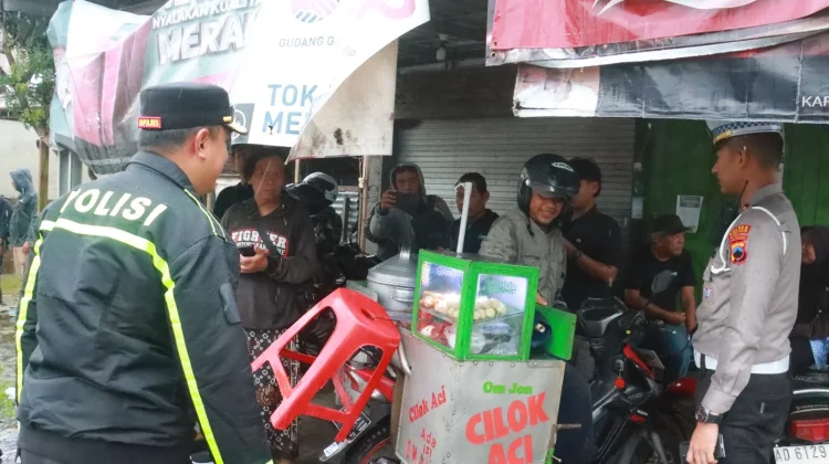 Ditengah Hujan, Kapolres Pimpin Pengamanan Doa Bersama Eks Karyawan Sritex