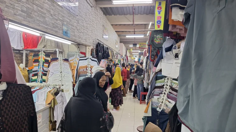 Hampir Dua Pekan Puasa Ramadan,  Pasar Klewer Solo diserbu Pembeli