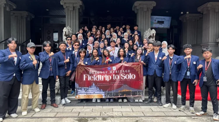 Telusuri Jejak Perjuangan, 54 Mahasiswa HI President University Field Trip ke Solo