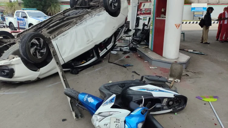 Laka Lantas Beruntun Mobilio Terbalik di SPBU Bener, 7 Korban Luka