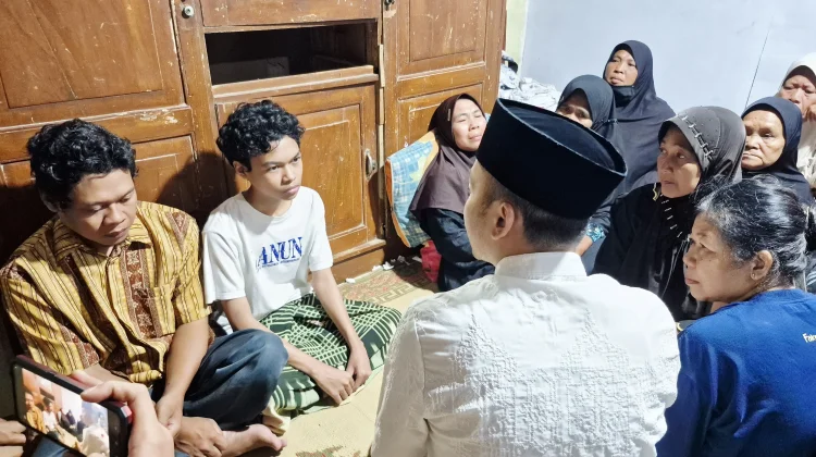 Kunjungi Rumah Duka Petugas TPA Putri Cempo, Respati Sampaikan Belasungkawa