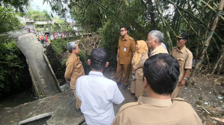 Bupati Klaten Tinjau Jembatan Ambrol Di Desa Gumul