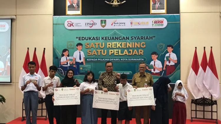 Pelajar Difabel Terima Tabungan Pelajar Syariah