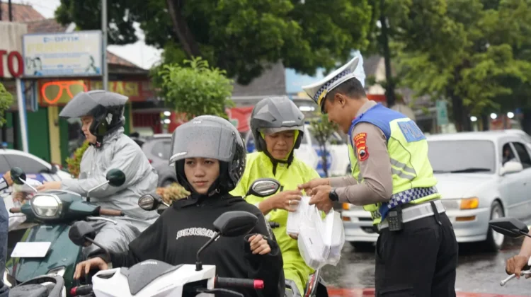 Ngabuburit Ramadan, Satlantas Sragen Bagi 200 Takjil di Simpang Sukowati