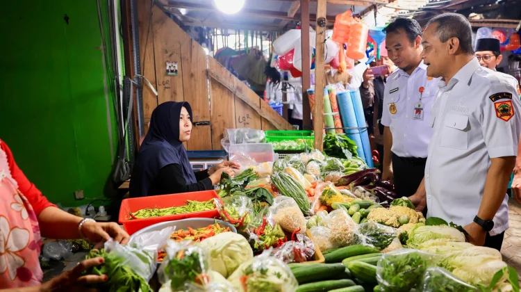 Gubernur Jateng Pantau Bapokting di Pasar Sragen, Harga Cenderung Naik