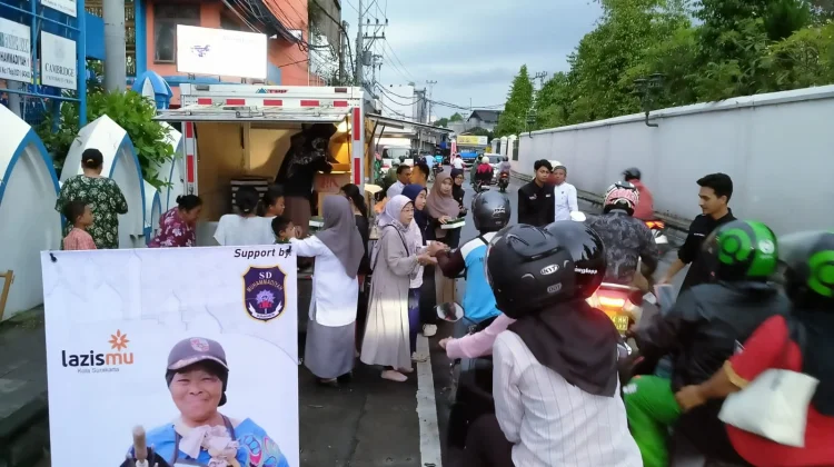 Tebar 250 Takjil di Depan SD Muhammadiyah 1 Solo Panen Antusiasme Warga