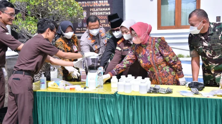 Sebanyak  Barang Bukti dari 50 Kasus, Hasil Sitaan Kejari Sukoharjo Dimusnahkan