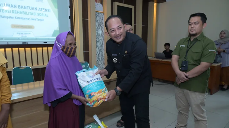 Bupati Karanganyar Salurkan Bantuan ATENSI Bagi 44 Kelompok Rentan