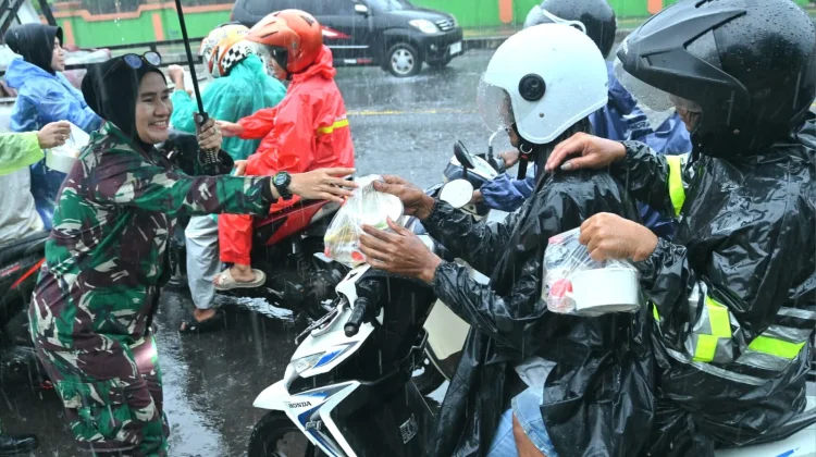 Ramadan Penuh Berkah, Wara, ASN, dan PIA Ardhya Garini Wingdik 400 Bagikan Nasi Box