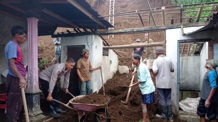 Polsek Ngargoyoso Bantu Evakuasi Rumah Warga Tertimpa Longsor di Berjo