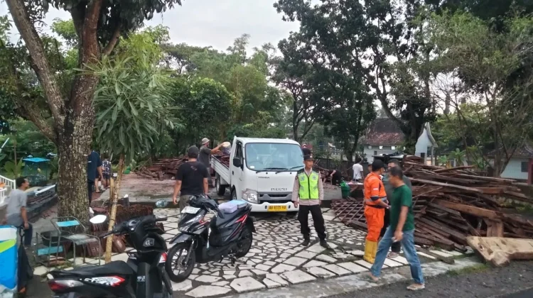 Angin Kencang Landa Klaten, Bangunan Joglo Ambruk