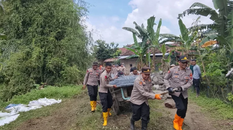 Sinergi Polri-BPBD Perbaiki Tanggul Jebol Sungai Dengkeng