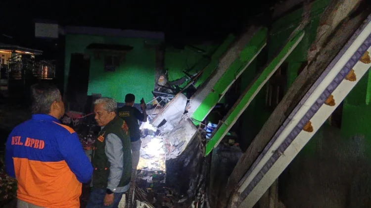 Teras Rumah Warga Mojogedang Roboh, Diduga Konstruksi Tak Standar