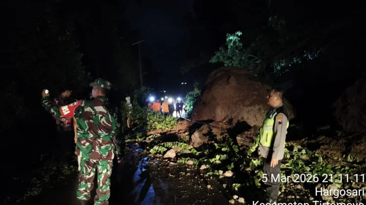Polisi TNI BPBD Evakuasi Longsor Tutup Jalan Lingkar