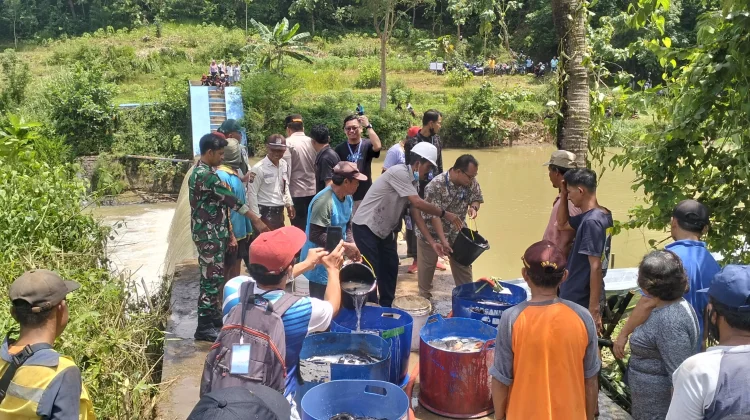 Polri Kawal Penebaran Satu Ton Ikan Sungai Timang
