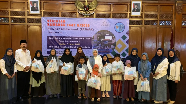 Komunitas Pasukan Emak-Emak Mengadakan Pembagian Takjil di Balai Kota