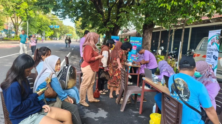 Cek Kesehatan Gratis di CFD Slamet Riyadi Tetap Ramai meski Bulan Ramadan