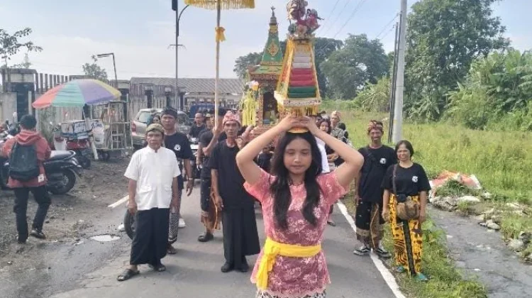 Ribuan Umat Hindu melakukan Upacara Melasti di Umbul Geneng Klaten