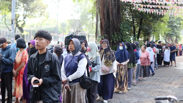 Bazar Murah Yayasan Amal Sahabat Diserbu Ribuan Warga di CFD Solo