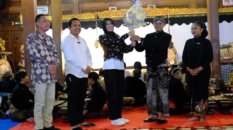 Hadiri Pagelaran Wayang Kulit, Astrid Widayani Apresiasi Dalang Muda